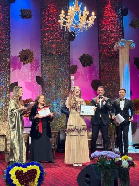 Gala-laureatilor-„Crizantema-de-Aur-2026.-Soledad-Baciu-si-Bela-Andrasi-au-castigat-trofeele-editiei-a-59-a-1-450x600 Gala laureaților „Crizantema de Aur” 2026. Soledad Baciu și Bela Andrasi au câștigat trofeele ediției a 59-a